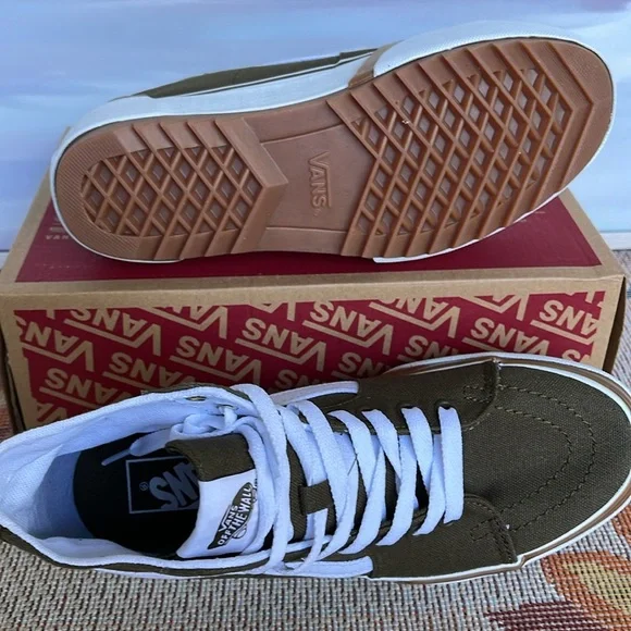 Vans WMNS Sk8-Hi Tapered
Canvas Dark Olive
VN0005U2D0L
Platforms Sneakers - Picture 4 of 16
